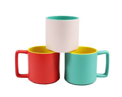 Keramisk mugg med fyrkantigt handtag